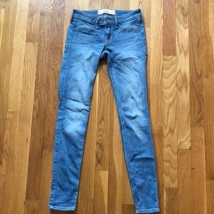 Low rise light wash skinny/jegging jeans